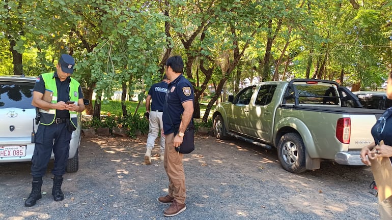 A la derecha, aparece la camioneta utilizada para el asalto, que fue abandonada en la ciudad de Luque.