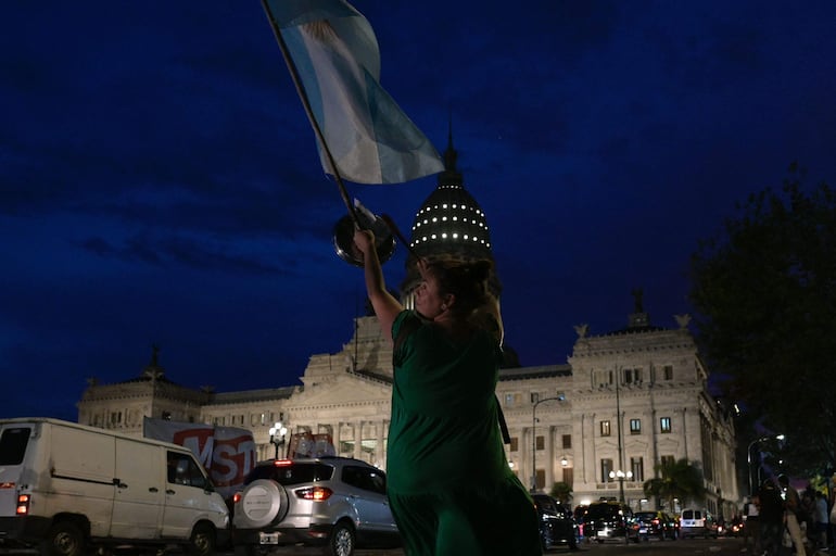 Mercados en Argentina reaccionan negativamente al traspié de Milei en el Congreso.