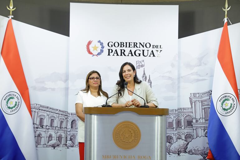 La ministra del MOPC, Claudia Centurión, anunció la firma del contrato en conferencia de prensa. 