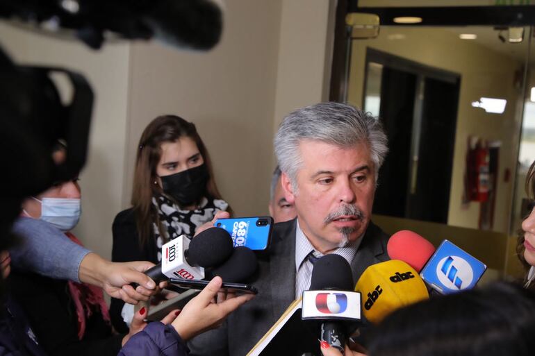 El exministro del Interior Arnaldo Giuzzio, pidió suspender su indagatoria y que la fiscalía llame a Horacio Cartes a declarar.