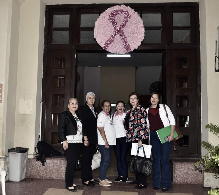 Representantes de varias asociaciones tras la reunión con la ministra de Salud. 