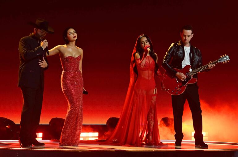 Leonardo Aguilar, Ángela Aguilar, Becky G y Edgar Barrera en otro de los números musicales de la 25° edición de los Latin Grammy.