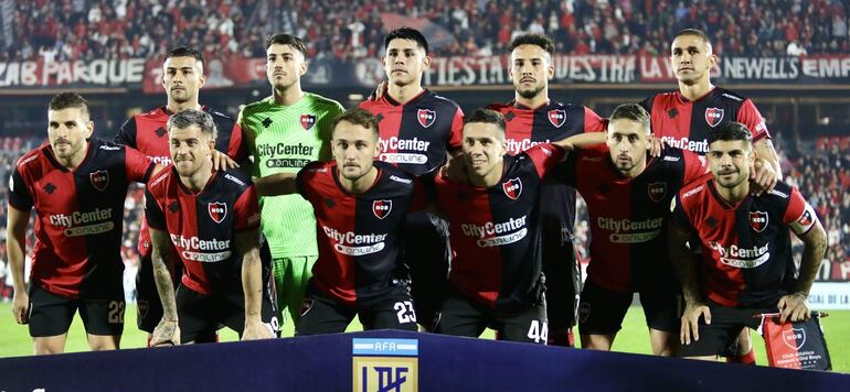 Equipo que presentó anoche Newell's Old Boys ante Independiente Rivadavia, con los paraguayos Saúl Salcedo, Fernando Cardozo y Gustavo Velázquez (arriba).