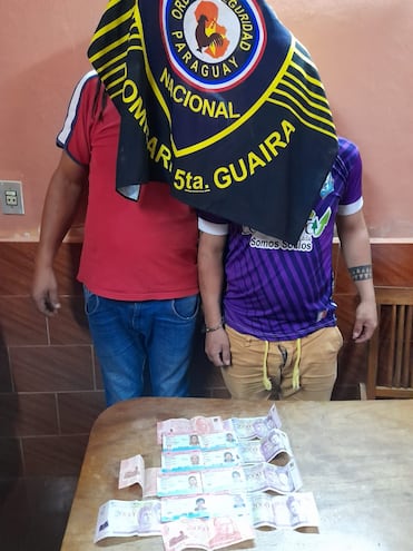 Los detenidos Alcides López Britez (38) y Andrés David Benítez (20), durante las elecciones del domingo pasado.