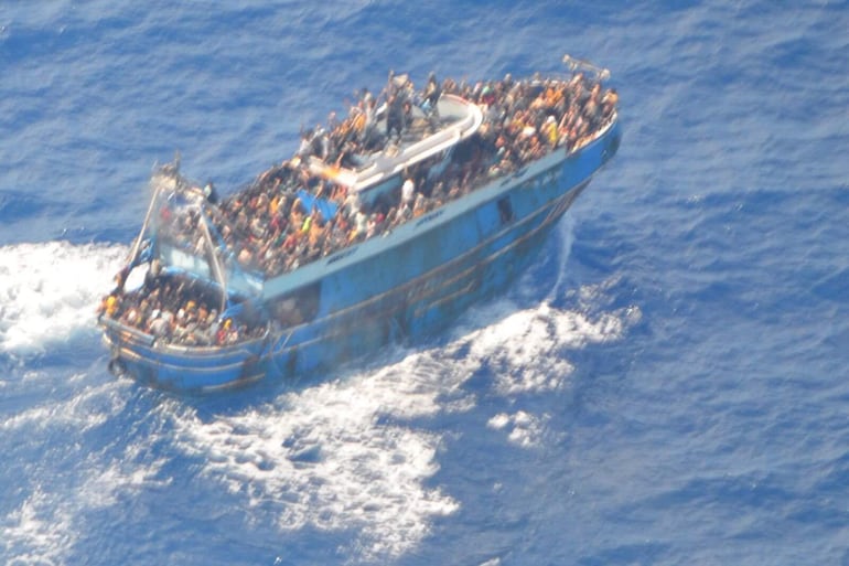 Un barco transporta migrantes en el mar Mediterráneo, cerca de la costa de Grecia.