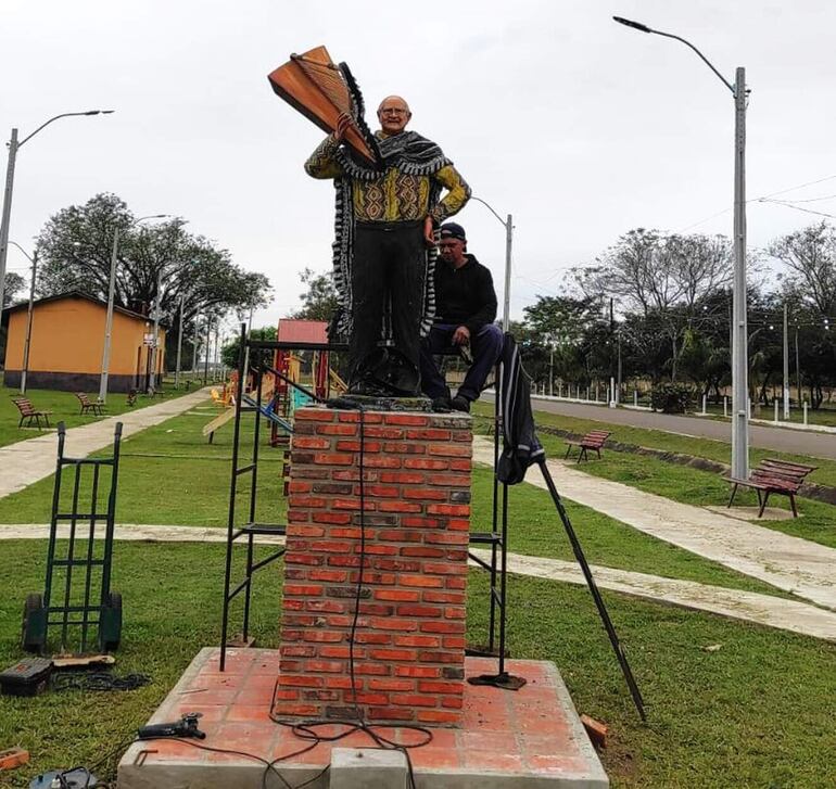 Escultura en homenaje póstumo al músico Tito Acuña en su natal "Caballero pueblo".