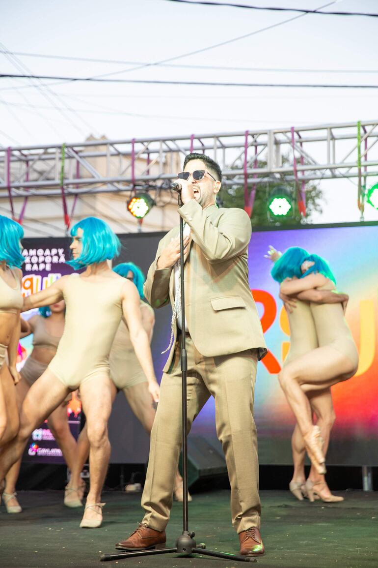 José Mongelós en una presentación en la marcha del orgullo LGBT.