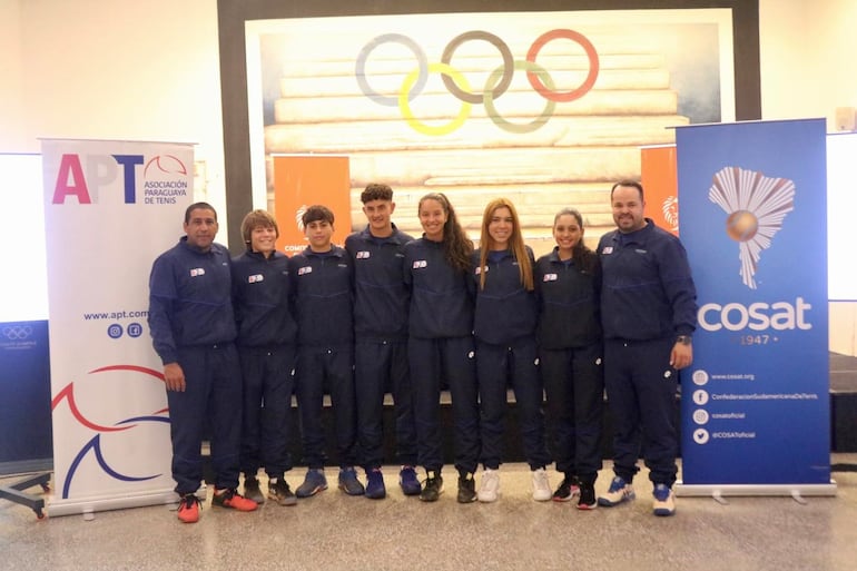 Los integrantes del equipo nacional de tenis Sub 14, niñas y varones, que nos representan en el Sudamericano de Bolivia.