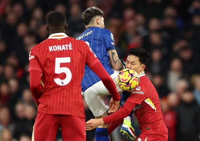 Liverpool (United Kingdom), 25/01/2025.- Julio Enciso of Ipswich Town (C) in action against Wataru Endo of Liverpool (R) during the English Premier League match between Liverpool FC and Ipswich Town, in Liverpool, Britain, 25 January 2025. (Reino Unido) EFE/EPA/ADAM VAUGHAN EDITORIAL USE ONLY. No use with unauthorized audio, video, data, fixture lists, club/league logos, 'live' services or NFTs. Online in-match use limited to 120 images, no video emulation. No use in betting, games or single club/league/player publications.
