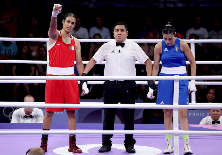 Imane Khelif (izquierda) de Argelia es declarada ganadora luego de que Angela Carini (derecha) de Italia abandonó su combate en la ronda preliminar de 66kg mujeres.