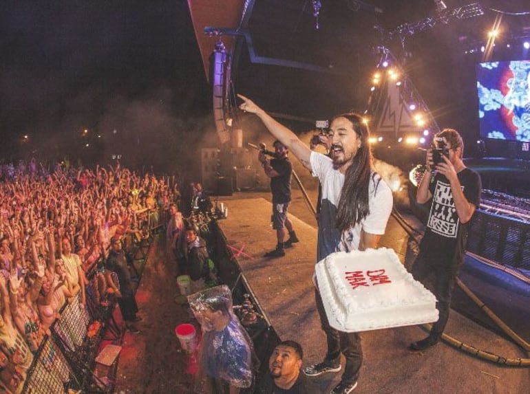 El público acude a los shows de Aoki con carteles o remeras diciendo "Cake me", esperando recibir un "tortazo" de Aoki.