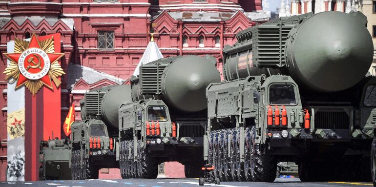 Lanzaderas rusas de misiles balísticos intercontinentales durante un desfile militar en Moscú, en mayo de 2022.