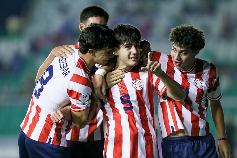 Los jugadores de la selección de Paraguay festejan un gol en el Sudamericano Sub 15.