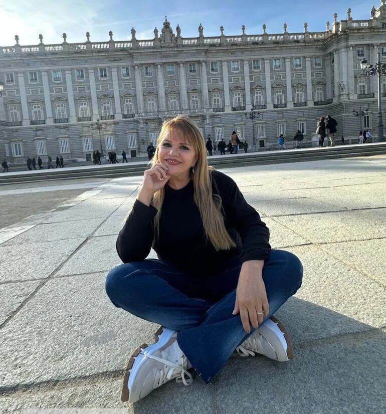 La conductora Adela Mercado posando feliz frente al Palacio Real. (Captura de la historia de Instagram de Adela Mercado)