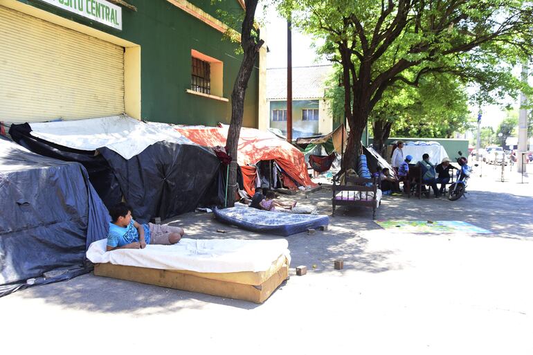 Grupos de indígenas siguen apostados frente al Indi, sobre la avenida Artigas en Asunción.