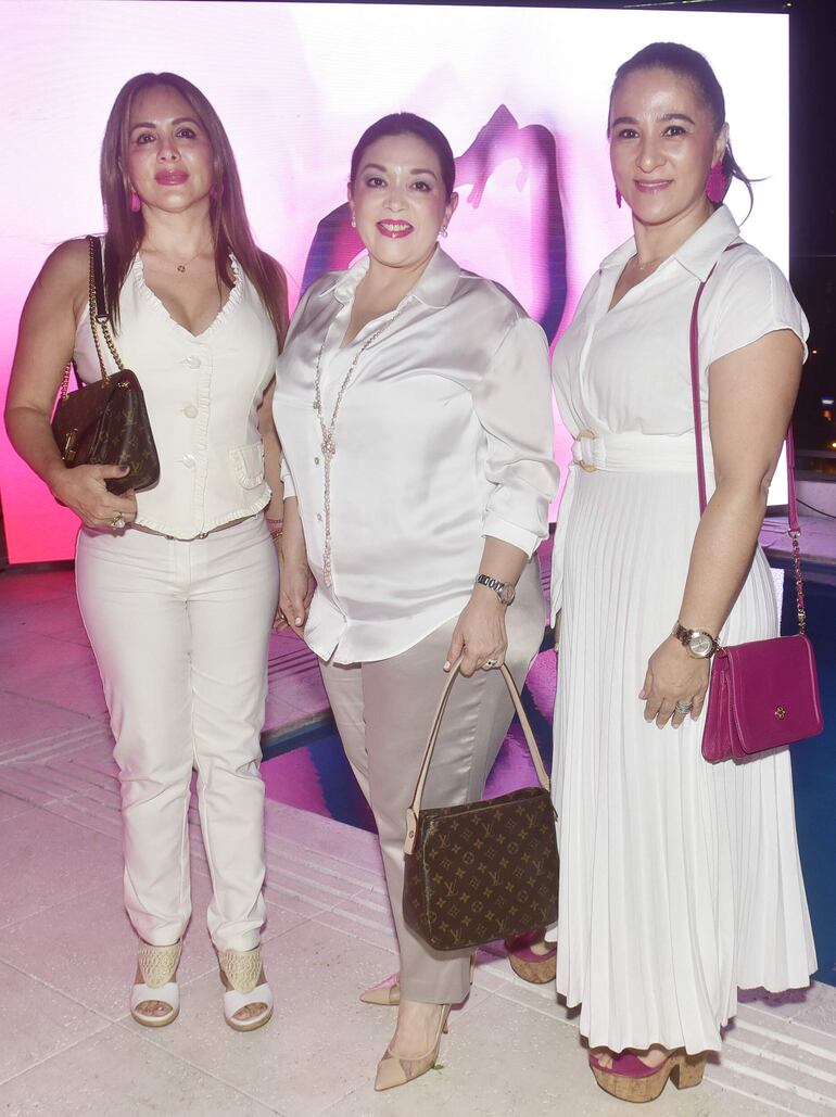 Susana Rojas, Carolina Zárate y Betty Isasi.