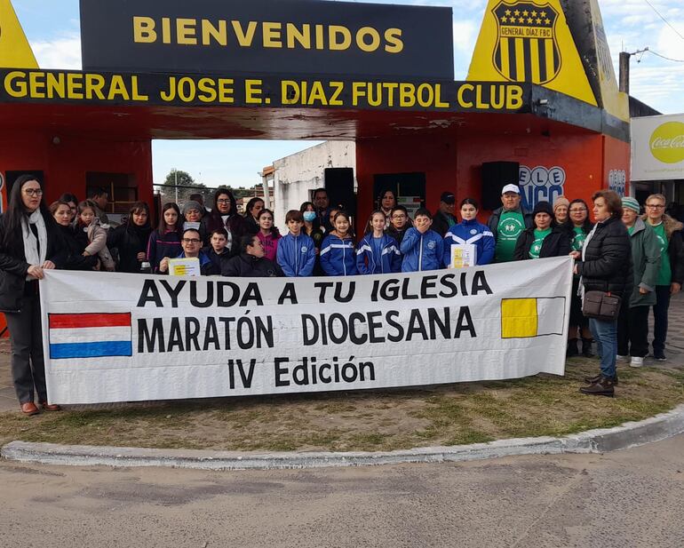 Docentes, alumnos de varias instituciones educativas de Pilar e integrantes del club de salud de adultos mayores, apoyan la maratón solidaria organizada por la diócesis de Misiones y Ñeembucú.