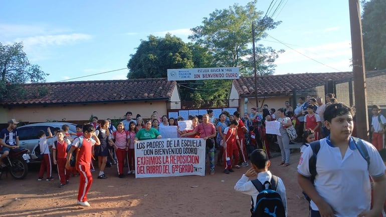 Padres y estudiantes de la escuela Bienvenido Osorio de la ciudad de Ñemby bloquearon el acceso a al institución.