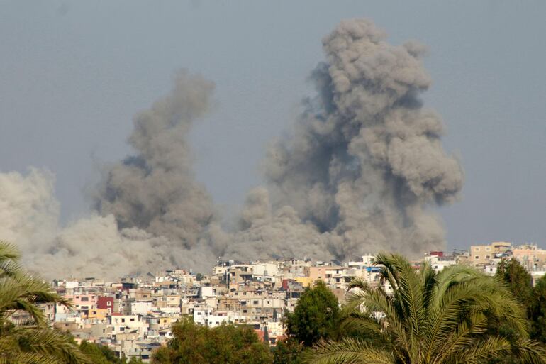 Humo se eleva sobre la localidad de Tyre, Líbano, este domingo luego de un bombardeo israelí.