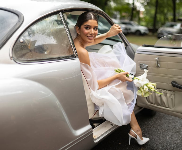 La novia llegando a la iglesia Virgen de la Asunción.