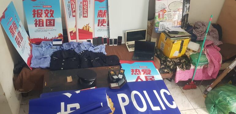 Se encontraron uniformes de la policía china, placas, pancartas, celulares, notebooks y otros.