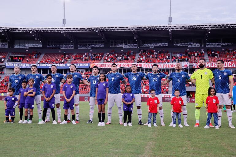 Los jugadores de la selección paraguaya entonan el himno nacional en la previa del amistoso frente a Panamá en el estadio Rommel Fernánez, en Ciudad de Panamá.