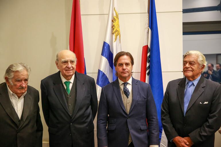 De izquierda a derecha, los expresidentes de Uruguay José Mujica y Julio María Sanguinetti, el presidente de Uruguay, Luis Lacalle Pou, y el expresidente Luis Lacalle Herrera participan durante una rueda de prensa hoy, en la Torre Ejecutiva de la Presidencia, en Montevideo (Uruguay). El presidente de Uruguay, Luis Lacalle Pou, y los exmandatarios Julio María Sanguinetti, José Mujica y Luis Alberto Lacalle Herrera defendieron la democracia, al recordarse los 50 años del comienzo de la dictadura cívico-militar que vivió el país sudamericano entre 1973 y 1985. (EFE)