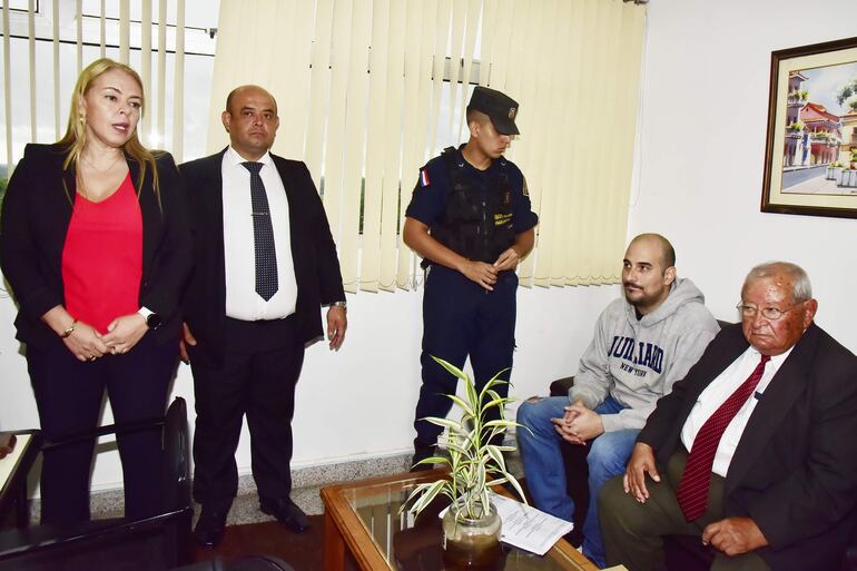 La jueza Cynthia Lovera (izq.) minutos antes de dar inicio a la audiencia de imposición de medidas. Sentados, el cantante Pablo Benegas y su abogado Atilio Florentín.