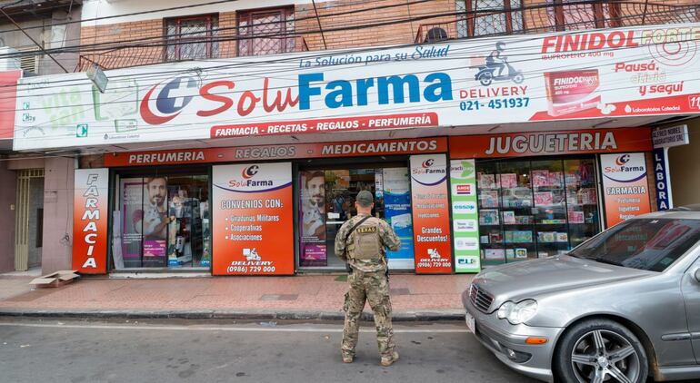 Una de las farmacias allanadas por venta irregular de medicamentos de uso controlado, bajo receta.