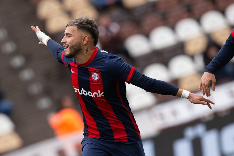 El paraguayo Iván Leguizamón, futbolista de San Lorenzo de Almagro, celebra un gol en el partido frente a Platense por la fecha 13 de la Liga Profesional de Argentina.