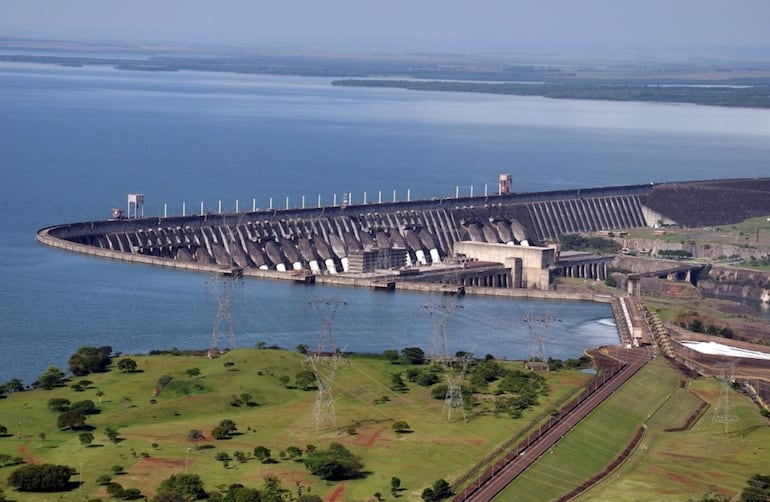 Un tramo de la represa Itaipú, rodeado por las aguas del embalse.