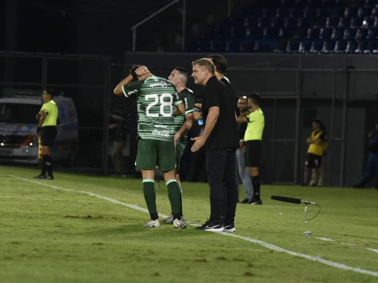 El uruguayo Diego Aguirre (d), entrenador de Olimpia, junto a Juan Manuel Romero (28) en el partido contra Resistencia en el estadio Defensores del Chaco por la undécima jornada del torneo Apertura 2023 del fútbol paraguayo.