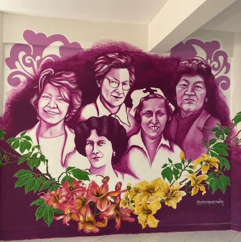 Las mujeres que figuran en el mural de aproximadamente 4x3 metros son Susana Martínez de Pintos, lideresa indígena y campesina. Carmen Soler, poeta, maestra bilingüe, periodista, editora y artista plástica. Participó activamente en la fundación de la Unión Democrática de Mujeres (UDM), fue una referente en la lucha contra la dictadura. Isabel Arrúa Vallejos, docente y enfermera. Fue miembro fundadora de la Liga Paraguaya por los Derechos de la Mujer, editora del periódico El Feminista, diputada y delegada de la Comisión Interamericana de Mujeres. María Felicidad González, docente y gran promotora de la educación de las mujeres. Participó de la fundación del Centro Femenino Paraguayo en 1921 y trabajó por la propuesta de ley de igualdad derechos de la mujer. María Victoria Candia, enfermera formada en Inglaterra, Francia y Estados Unidos. Lideró la primera brigada de enfermeras de la Cruz Roja durante la Guerra del Chaco y formó a muchas mujeres en enfermería.Sus historias en muchos casos son poco o nada conocidas.