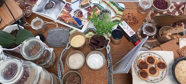 En el marco del concurso Sabores Migrantes Comunitarios, Rosa López presentará la “Trilogía de Sabores del Chaco” en Sarlat - Francia. Una experiencia sensorial combinando los ingredientes autóctonos del Chaco, como el mistol, algarrobo y ají del monte, utilizando técnicas culinarias francesas para mise en valeur de estos productos (para resaltar mejor).