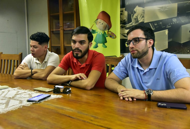 Samuel Clever, Mathias Pereira y Maximiliano Seiferheld, presentaron el proyecto "Levanta Escuelas" en ABC Color.