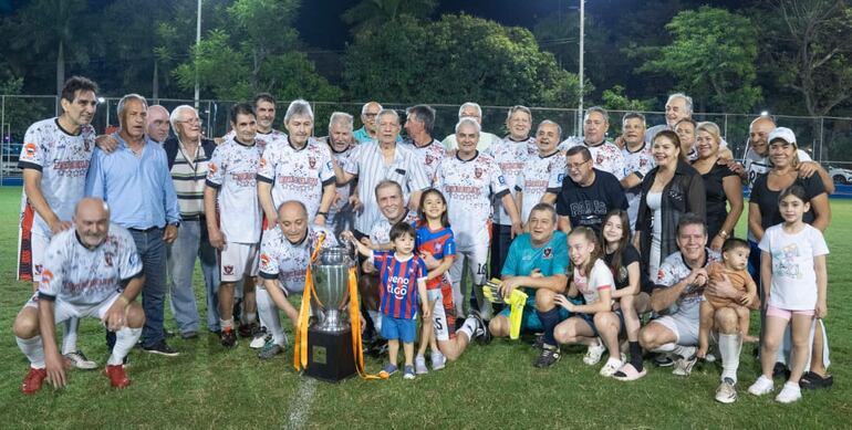 Con goleada de 4-0 sobre XR Copacons, el equipo de Estrellas del Foto se consagró campeón en Super Senior en el torneo del Sajonia.