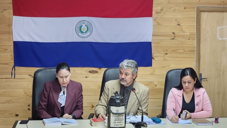 Los jueces Rosana Ortiz, Amado Yuruhán y Fanny Cáceres, en uno de os juicios orales que tuvieron a su cargo. 