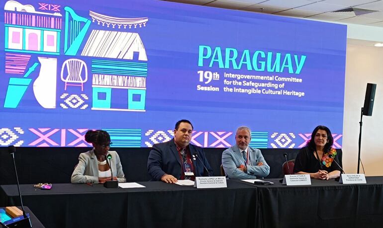 Humberto López La Bella, Ernesto Ottone y Nancy Ovelar ofrecieron una conferencia de prensa, en la que brindaron detalles sobre la 19° reunión del Comité Intergubernamental para la Salvaguardia del Patrimonio Cultural Inmaterial que comenzó ayer en la Conmebol.