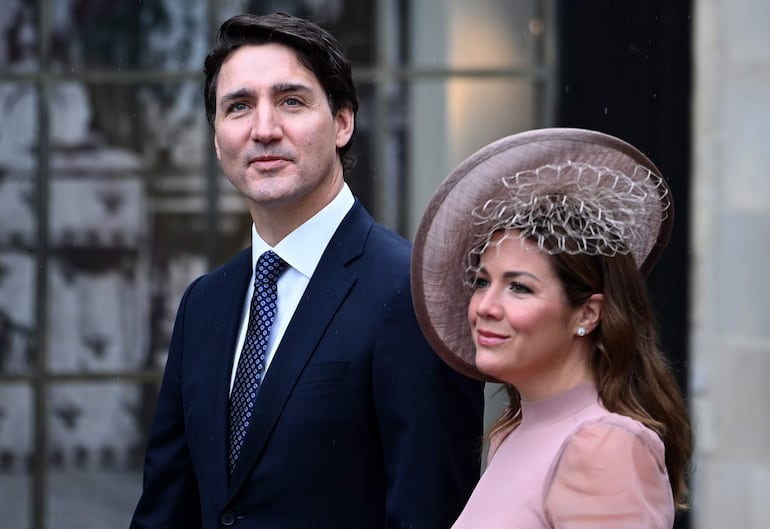 Fotografía de archivo fechada el 6 de mayo de 2023 que muestra al primer ministro canadiense, Justin Trudeau (i), y a su esposa, Sophie Grégoire, a su llegada para la ceremonia de coronación del rey Carlos III, en Londres (Reino Unido). El primer ministro de Canadá, Justin Trudeau, y su esposa, Sophie Grégoire, anunciaron este miércoles que han decidido separarse tras 18 años de matrimonio. La pareja comunicó su decisión a través de sus respectivas cuentas de Instagram. EFE/ Andy Rain