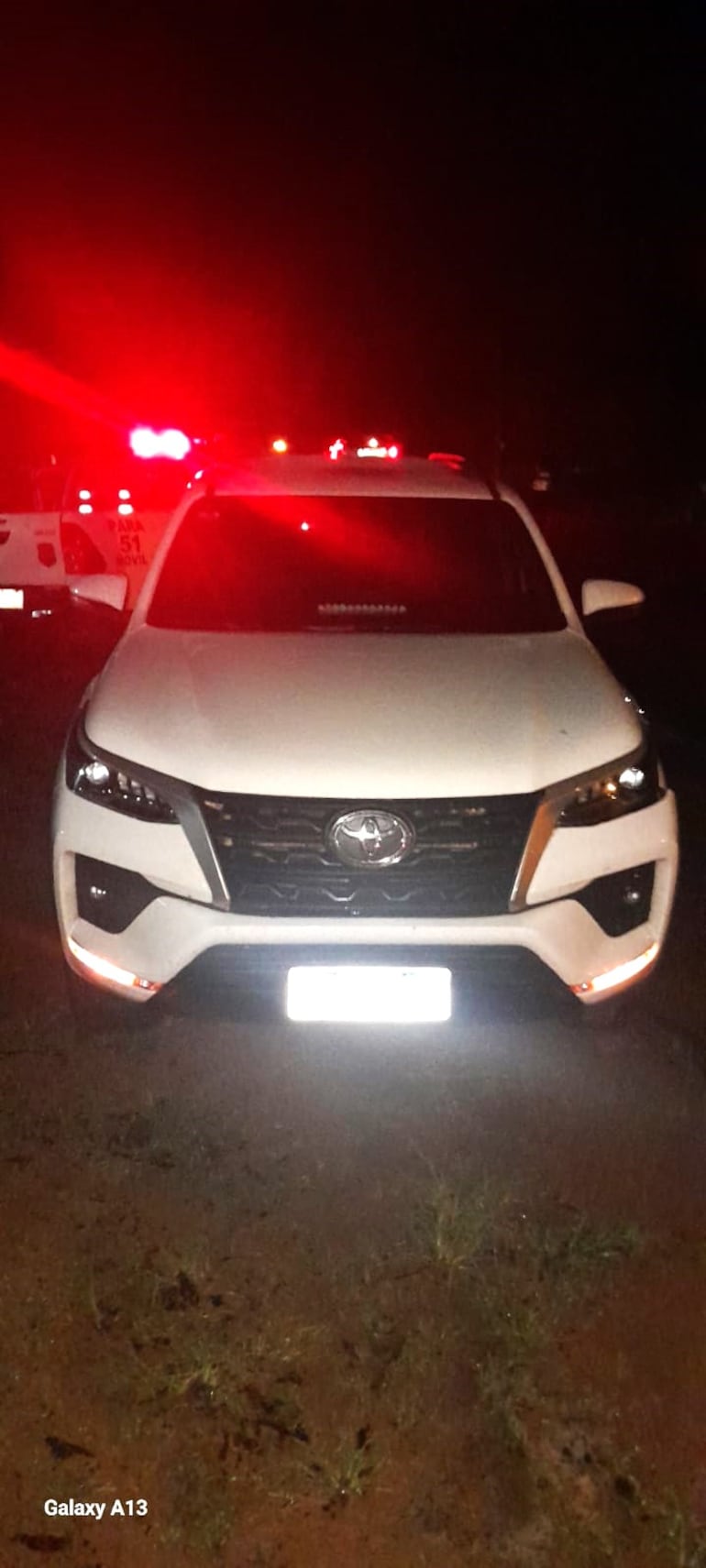 La camioneta Fortuner resultó afectada tras el choque que recibió en la parte trasera.