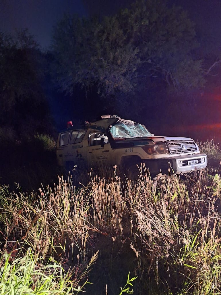 Así quedó la única ambulancia de Nanawa tras sufrir un accidente al intentar esquivar un oso hormiguero.