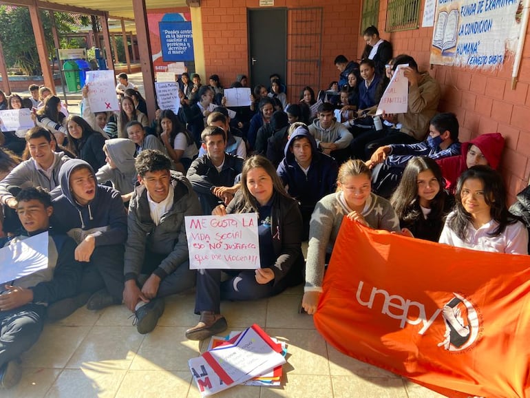 Estudiantes del  Colegio Nacional Villa Permanente de Ayolas. 