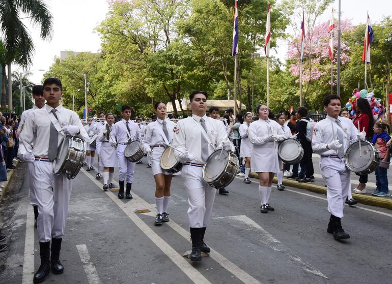 Los estudiantes homenajearon a Asunción con desfile estudiantil.  