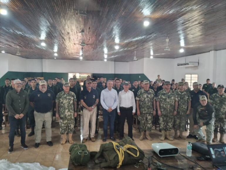 El ministro de Defensa Nacional, general Óscar González, durante su visita en la 3ª División de Infantería “Carandayty".