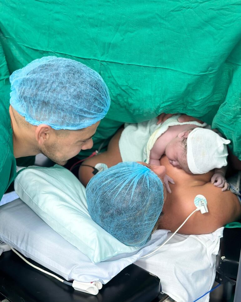 Óscar Romero y Jani González recibiendo a su esperada hija Aitana. (Instagram/Romero Team)