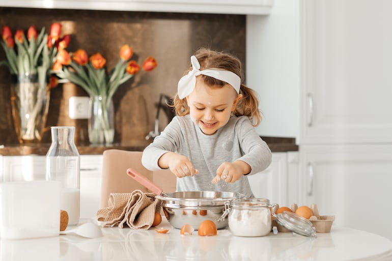 Niña cocinando.