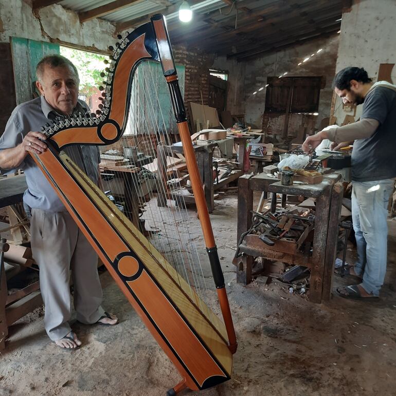 Don Aurelio trabaja diariamente junto a Denis López para entregar los hermosos instrumentos.