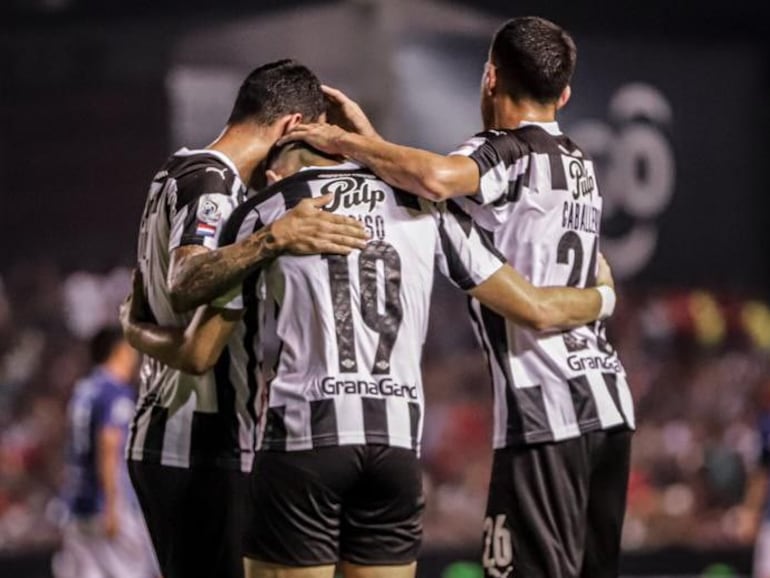 Julio Enciso (c), Hernesto Caballero (d) y William Mendieta celebran el tanto que convirtió el primero en la victoria de Libertad sobre Sol de América por el torneo Apertura 2022.