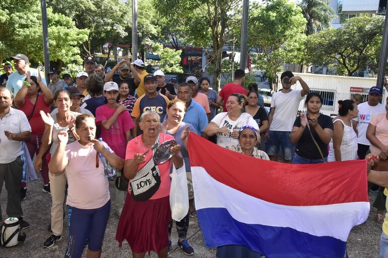 Manifestación de cuidacoches en la Municipalidad  de Asunción.