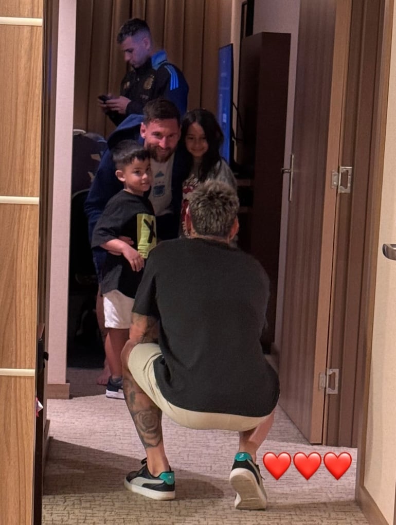 Papá Juan Manuel Iturbe captando la postal de Messi con sus peques Olivia y Ciro. (Captura de la historia de Instagram de Juan Manuel Iturbe)